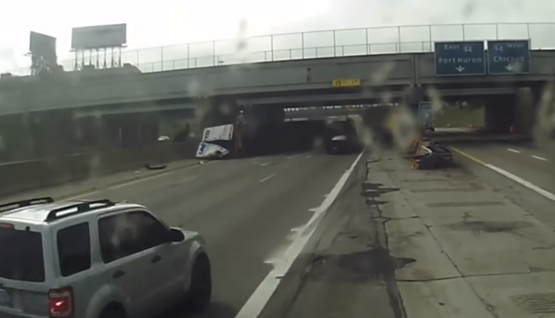 partsengineCA's tweet photo. Guy cuts off truck last minute &amp; causes major chaos.
#truck #roadsafety #baddriver #chevy
https://t.co/XHambOQ0r2 https://t.co/DonE4w0fL8