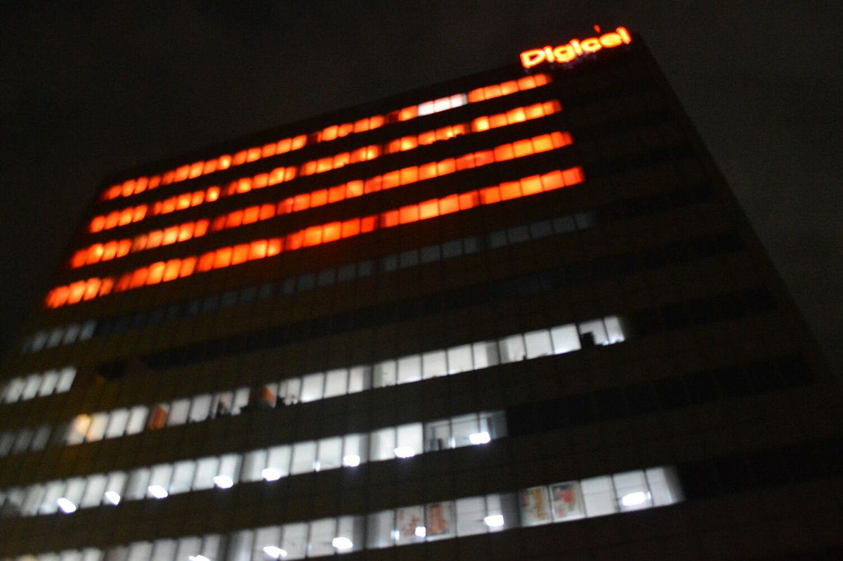 16 jours d’activisme contre la violence faites aux femmes et aux filles. <a href="/DigicelHT/">Digicel Haïti</a> illumine son immeuble en orange