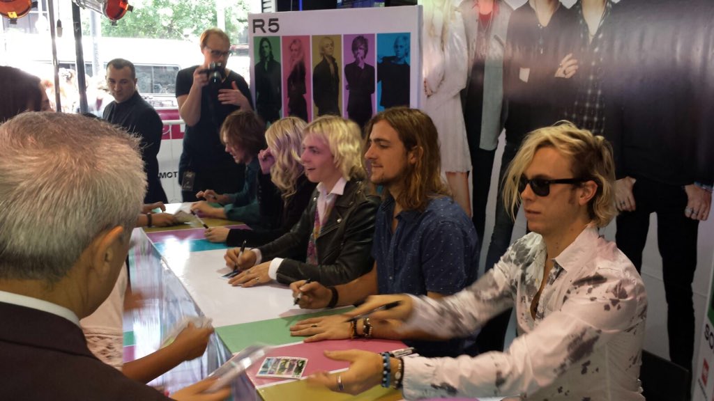musimundo's tweet photo. 🎤Ya arrancó la firma de @officialR5 en @musimundo 
RT si sos fan de la banda! 🎤 https://t.co/0F6T8pC02z
