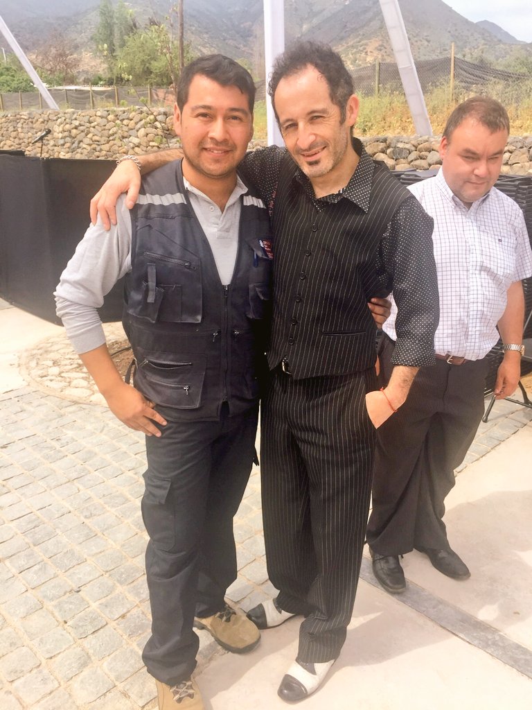 robertpangui's tweet photo. Con uno de los grande de la cueca #luchocastillo https://t.co/bxDxpR1MSp