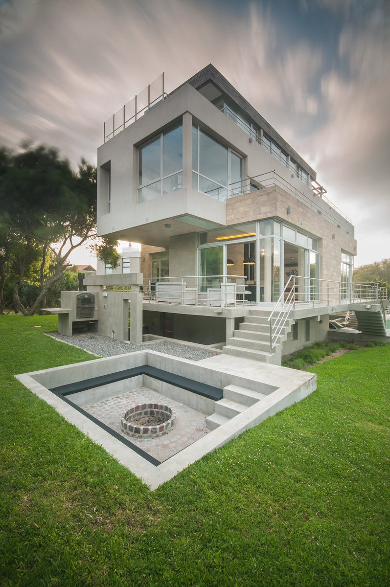 LUXURYPlCTURES's tweet image. RT if you like ultra-modern houses like this!