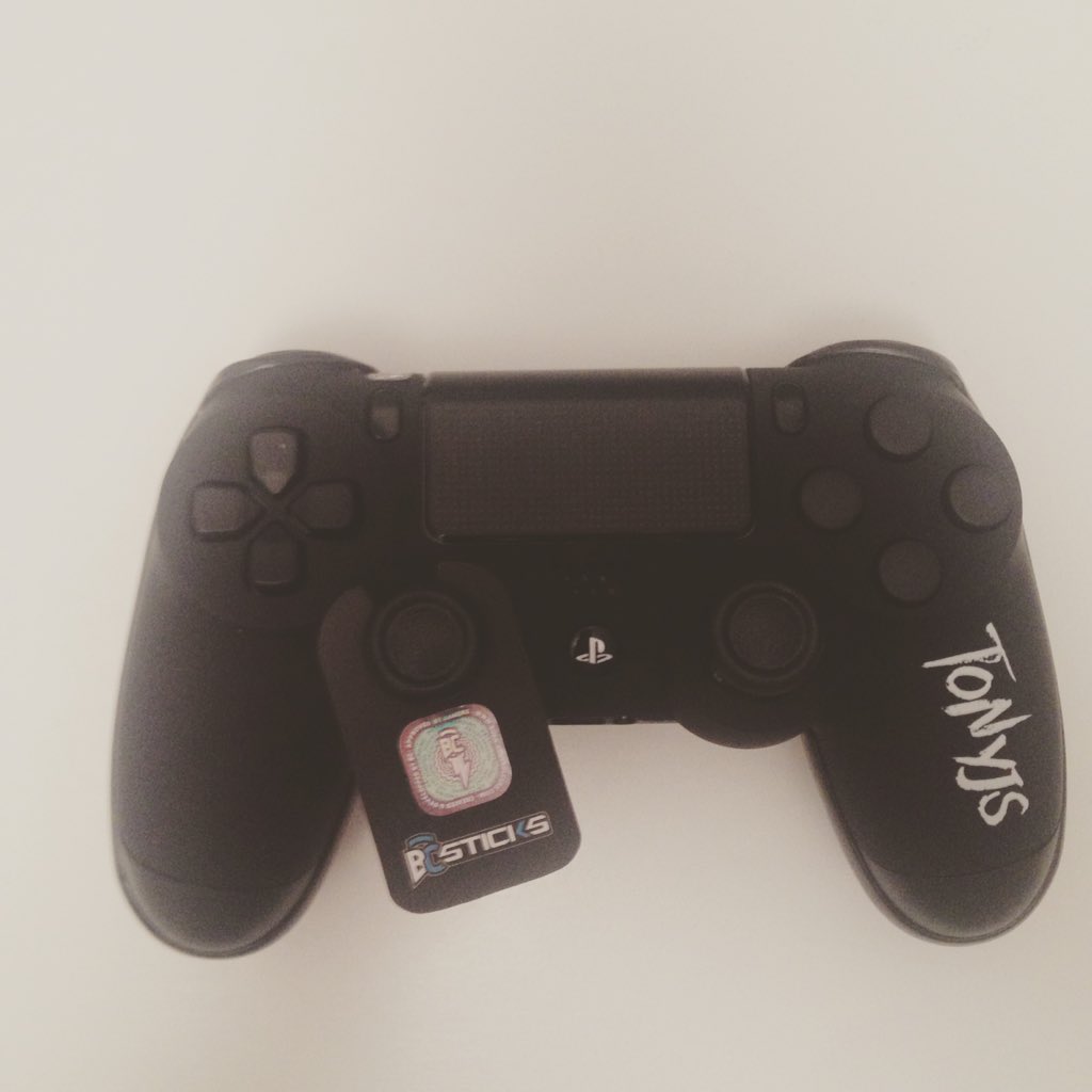 MoreChampagne99's tweet photo. New manette #ReflxPs4 merci @BurnControllers ! Bénéficier de -5% de réduction avec le code "Tonyjs" sur le #BCLab https://t.co/HtpsiFgTOw