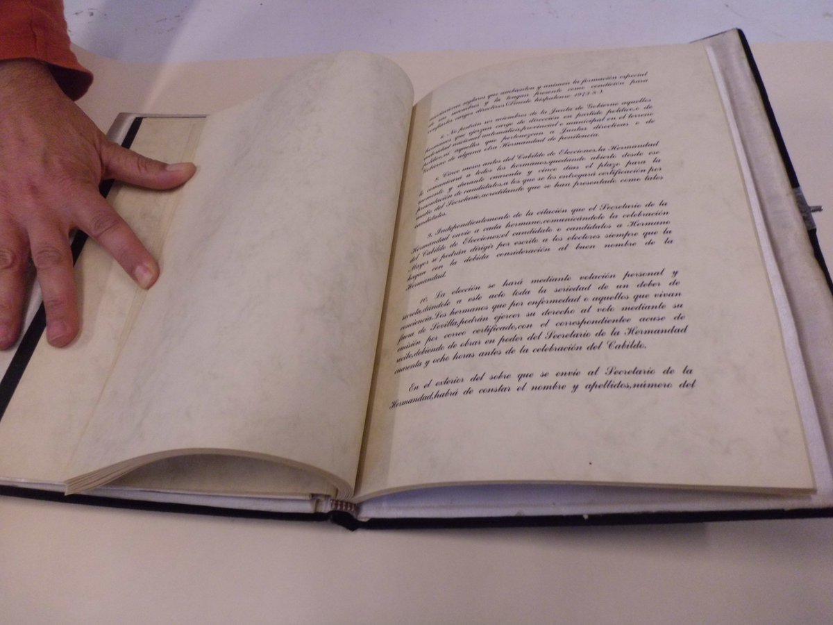 Comenzamos Reparación del Libro de Reglas de la Hermandad de Jesús Despojado Sevilla