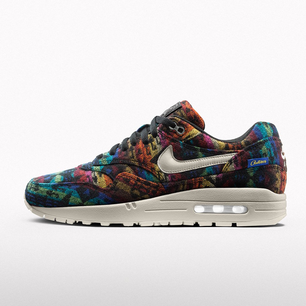 nikestore's tweet photo. Customize the ultimate gift this holiday with @NIKEiD. Order today to get it by 12.24 https://t.co/KmqROIc8SU https://t.co/eDmqTWayGy