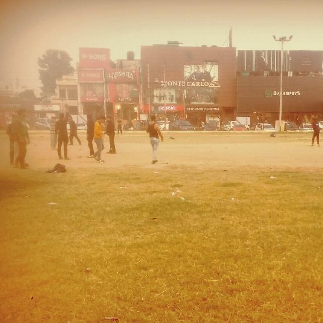 yawaraijazkhan's tweet photo. Playing cricket wth my frndxxx at apsara rd #prince_aamir #tamim#faixan #mohsin #pankaj #randeep #drsalmam #aakir https://t.co/YySnek0Rkc