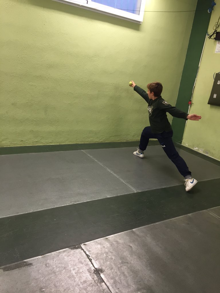 EsgrimaMaracena's tweet photo. Métodos para q los alumnos saquen la mano!!! #fencing #esgrima #escrime #scherma #cemgr https://t.co/rky3WOOSSL