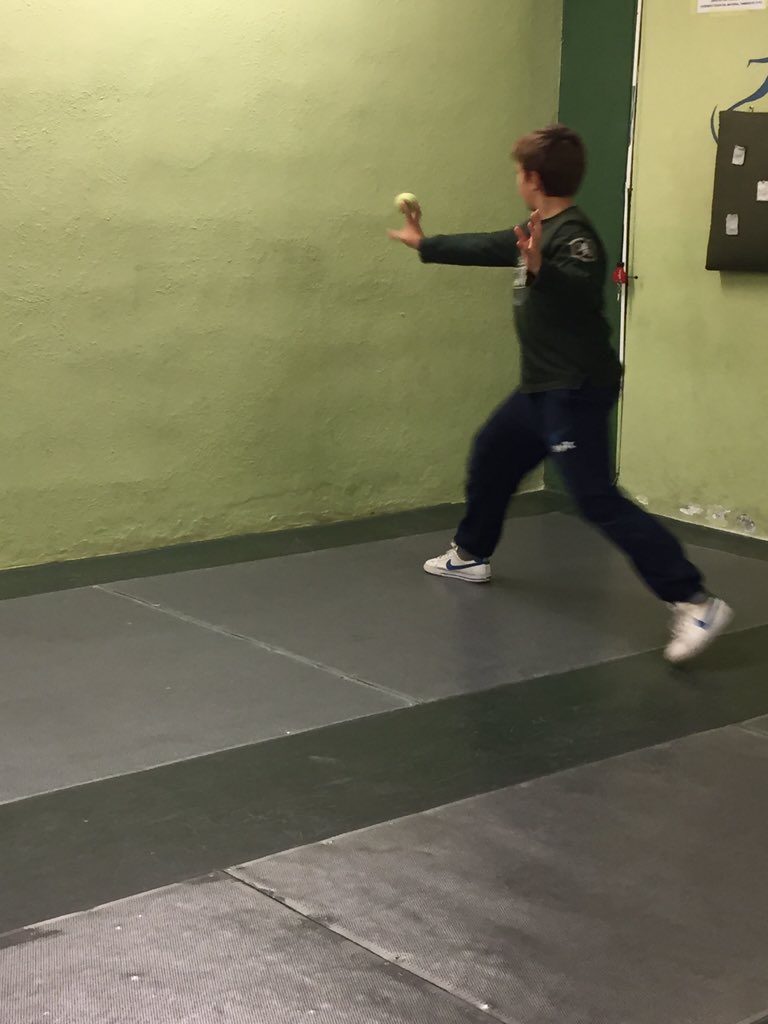 EsgrimaMaracena's tweet photo. Métodos para q los alumnos saquen la mano!!! #fencing #esgrima #escrime #scherma #cemgr https://t.co/rky3WOOSSL