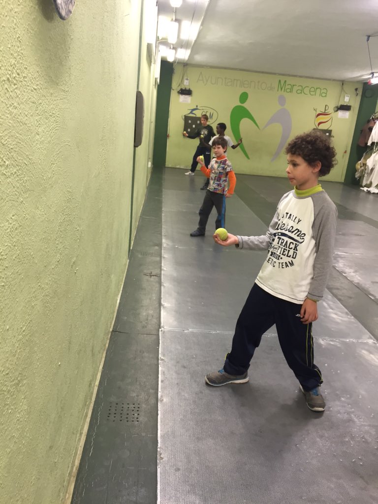 EsgrimaMaracena's tweet photo. Métodos para q los alumnos saquen la mano!!! #fencing #esgrima #escrime #scherma #cemgr https://t.co/rky3WOOSSL