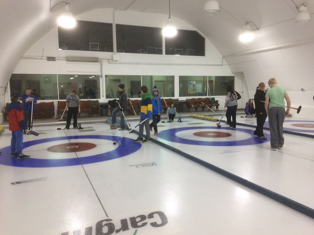 MarwayneSchool's tweet photo. MJS PE students are curling! We are lucky to have a rink steps away &a curling club that supports us.#smalltownperk https://t.co/CTg2spAVrj
