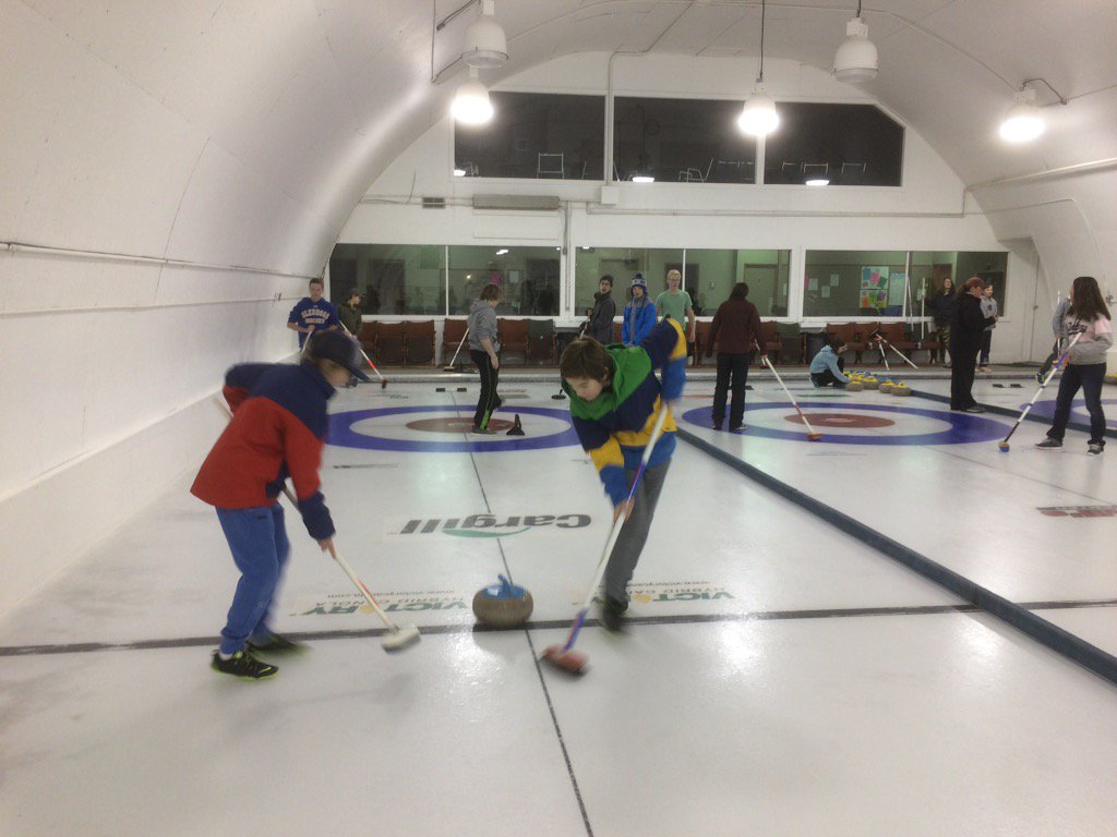 MarwayneSchool's tweet photo. MJS PE students are curling! We are lucky to have a rink steps away &a curling club that supports us.#smalltownperk https://t.co/CTg2spAVrj