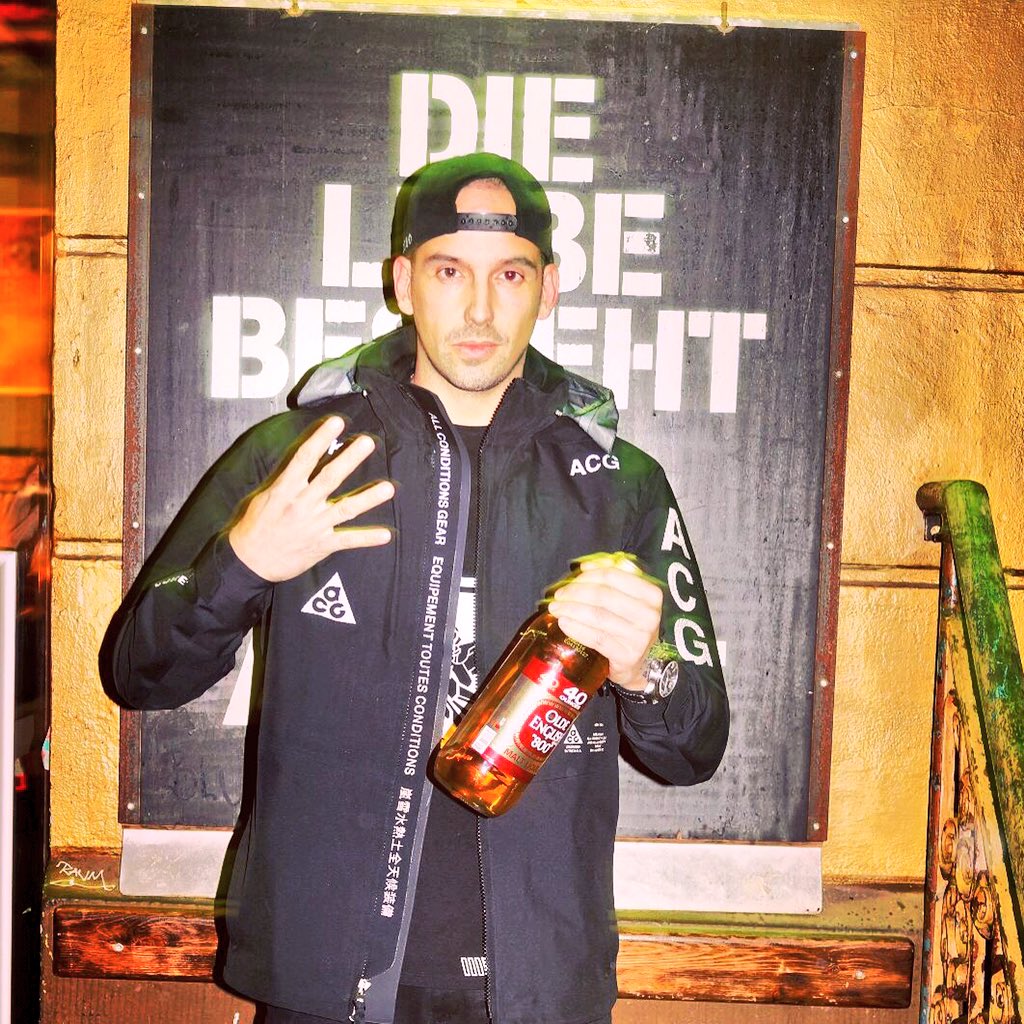 The black Raven is sippin on a 40 <a href="/RAderLehra/">RAF Camora</a> #independenza #burgeramt a.k.a. <a href="/MobbBeef/">Odie Sim</a>  <a href="/urbandrinksde/">Urban Drinks</a> #deutschrap