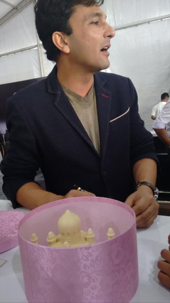 dakswatts's tweet photo. @TheVikasKhanna Memories😍 Honoured to have made this for you. My first Taj mahal 🙏😊 your reaction: Priceless 😃 https://t.co/OTfjRtjywm