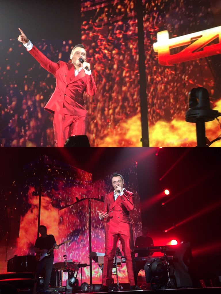 VeronicaaUberti's tweet photo. Ieri, #EuropeanTour2015, noi e @TizianoFerro! A 3m dal palco a cantare a squarciagola: semplicemente #INCANTO 💙🎙✨😍 https://t.co/zt5QcA1MvF