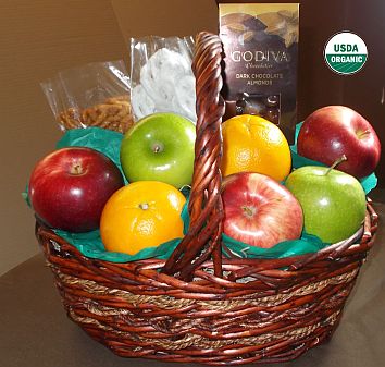 SimplyProduce's tweet image. Its BAAAACK!!
Our Exclusive Gourmet Fruit Gift Basket.  FREE DELIVERY: enter code: "FREEFRIDAY"  at checkout!