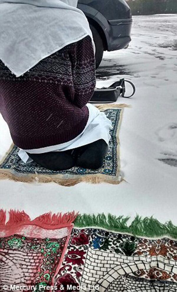 NawafNetwork's tweet photo. مدرسة بريطانية تمنع طلابها من #الصلاة داخل المبنى فيؤدوها تحت الأمطار والثلوج. #غرد_بصورة https://t.co/3Q7B1XM0Iq