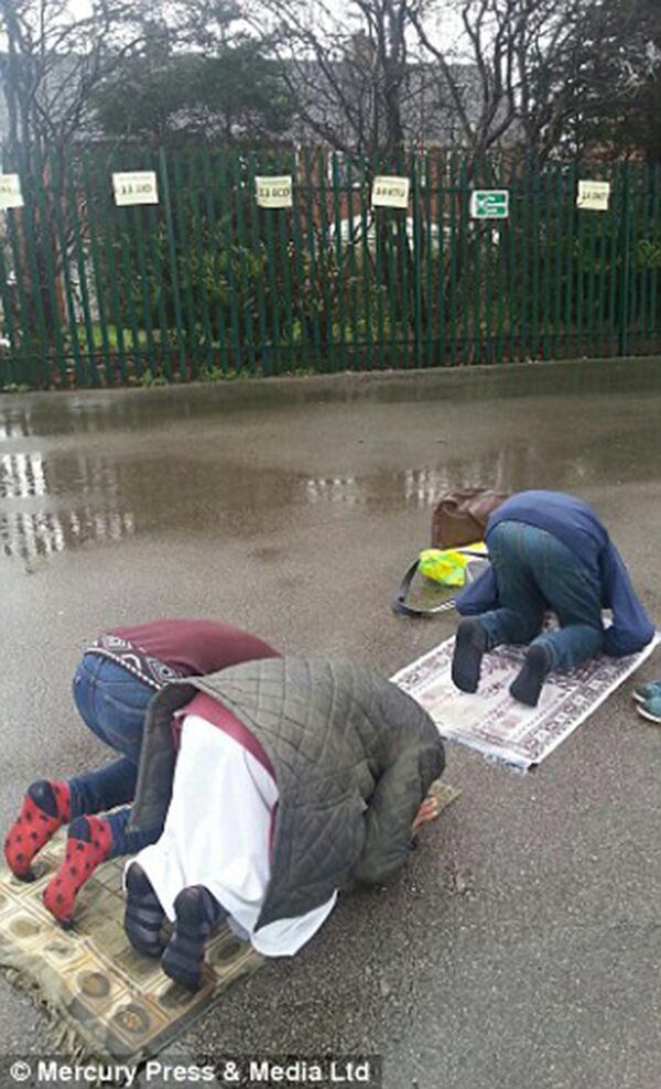 NawafNetwork's tweet photo. مدرسة بريطانية تمنع طلابها من #الصلاة داخل المبنى فيؤدوها تحت الأمطار والثلوج. #غرد_بصورة https://t.co/3Q7B1XM0Iq
