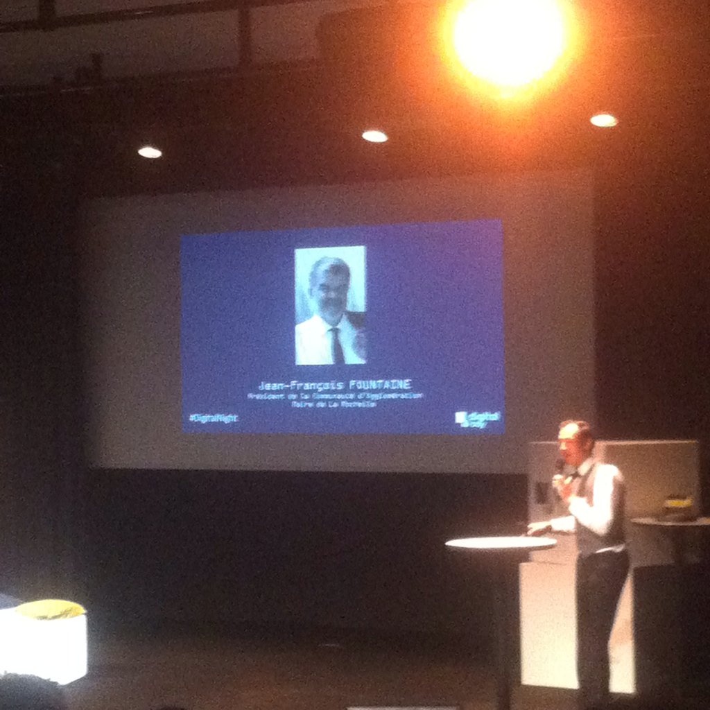 r2design_fr's tweet photo. En direct de la #digitalnight ! Merci @DigitalBayLR :) https://t.co/IrCC2ssbgY