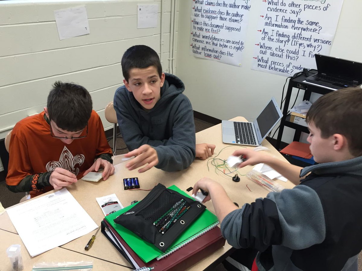 SMSwiz's tweet image. December sessions started this week!!! #STEM #LEDcircuits