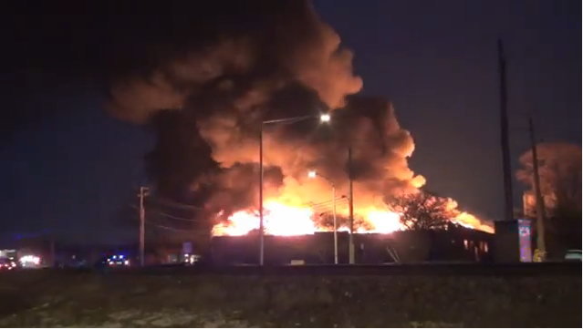 DontgiveN's tweet photo. Arll Hts, IL Over night warehouse fire goes extra alarms- Arrival video https://t.co/PJI16Bb5NZ https://t.co/biuLlyfMBp