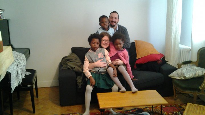 France24_fr's tweet image. La RDC lève le gel des adoptions, la fin du calvaire pour les familles françaises f24.my/1Nsdf1A