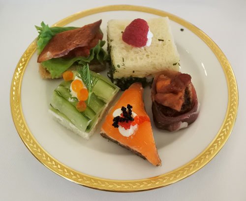 JSFashionista's tweet image. Holiday Tea! ... &amp;amp; a cocktail, or two @ICMarkHopkins #ThirstyThursday #HolidayTea #Holidays bit.ly/1SA1DOwb