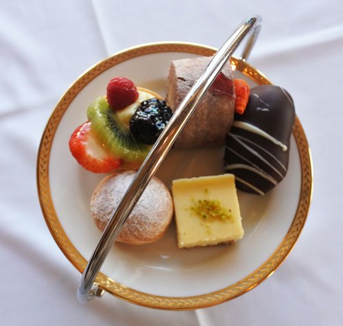 JSFashionista's tweet image. Holiday Tea! ... &amp;amp; a cocktail, or two @ICMarkHopkins #ThirstyThursday #HolidayTea #Holidays bit.ly/1SA1DOwb