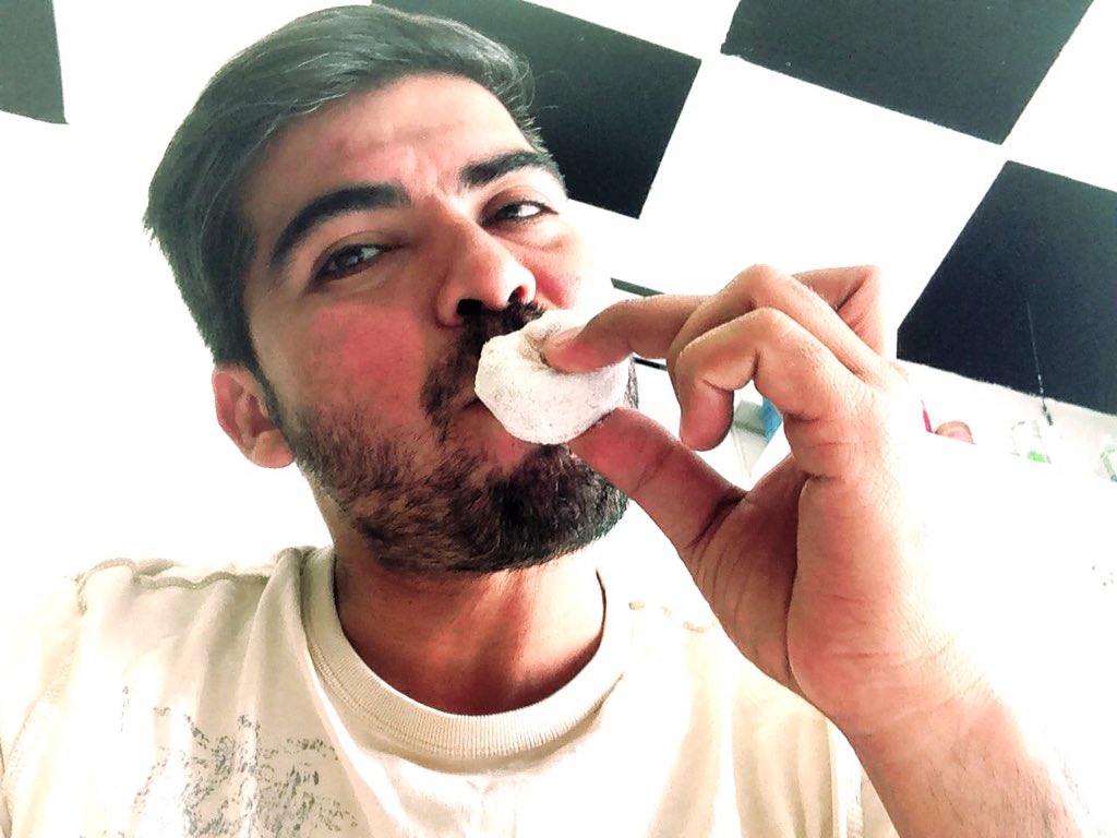 Orleeacosta's tweet photo. Yo y este maldito antojo de una #dona #glaseada #posmelacomo https://t.co/3m4GL3p2QD