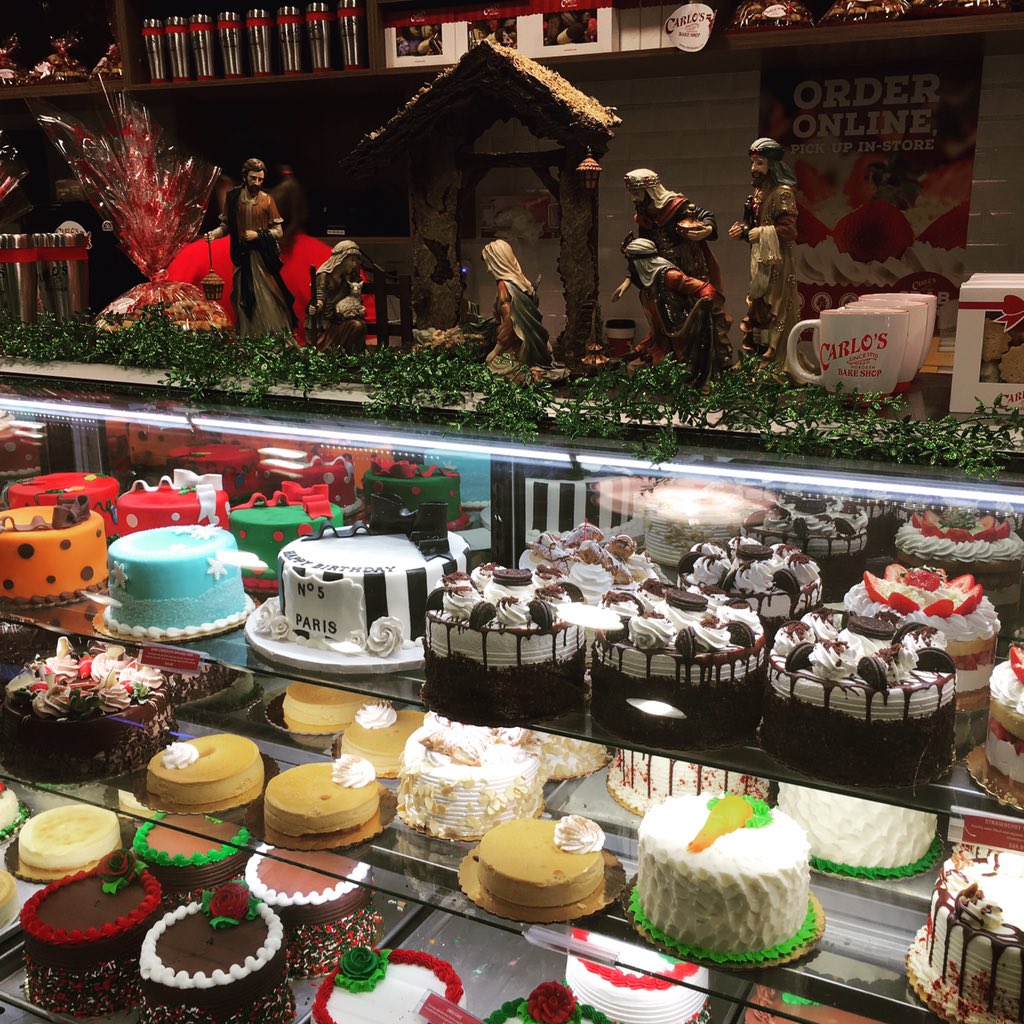 rosecomm's tweet photo. It's #Christmas time @CarlosBakery #hoboken #rosecomm #birthday https://t.co/VVIn4REskD