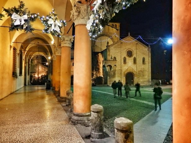 Buona serata da Piazza Santo Stefano, uno degli angoli più suggestivi di #Bologna, anche lei già addobbata a festa ✨