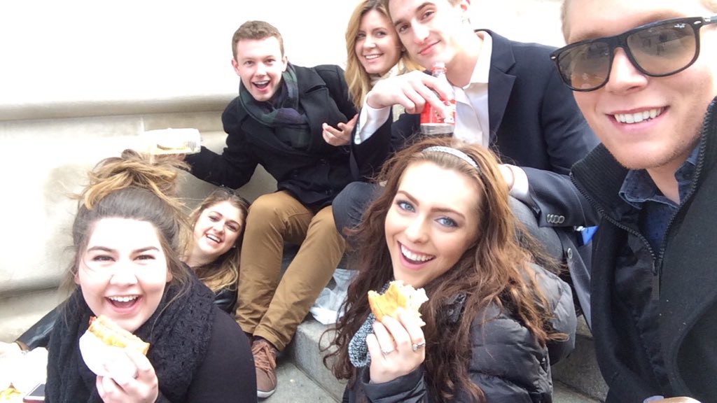 lsimonetta1's tweet photo. Lunch on the #Met steps! 😍 #GossipGirl #NYWayDePaul https://t.co/b9PsONpmI0