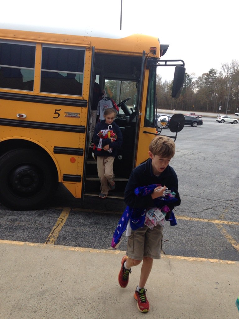 18THS_LS's tweet photo. 4th grade delivering the pajamas to @oneroofoutreach https://t.co/GjuzBcWWDa
