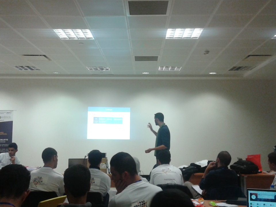 HardInnovation's tweet photo. Suite du #Workshop #RFID avec Mohamed Elgadir d'@IcosnetSpa https://t.co/jw05qYf9YW
