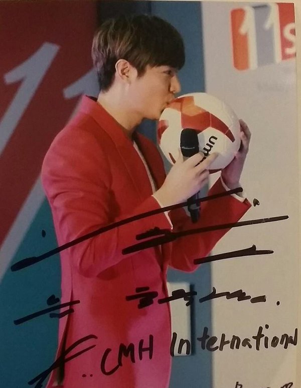 joylmh's tweet photo. #Autographs
#LeeMinHo #李敏鎬
@ActorLeeMinHo 
2015 vs Pix2007
Recent #MINOZ Greetings
Subject
#Chocolate #FerrorRocher https://t.co/87koqYkagW