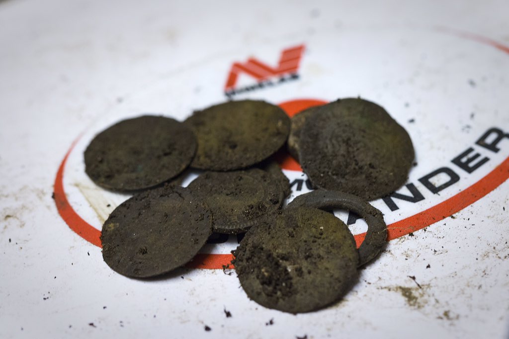 Alchemst161's tweet photo. Decent little haul from today, five medieval jettons and something a bit different in the middle. @Minelab #gpx5000 https://t.co/r31dygAazI