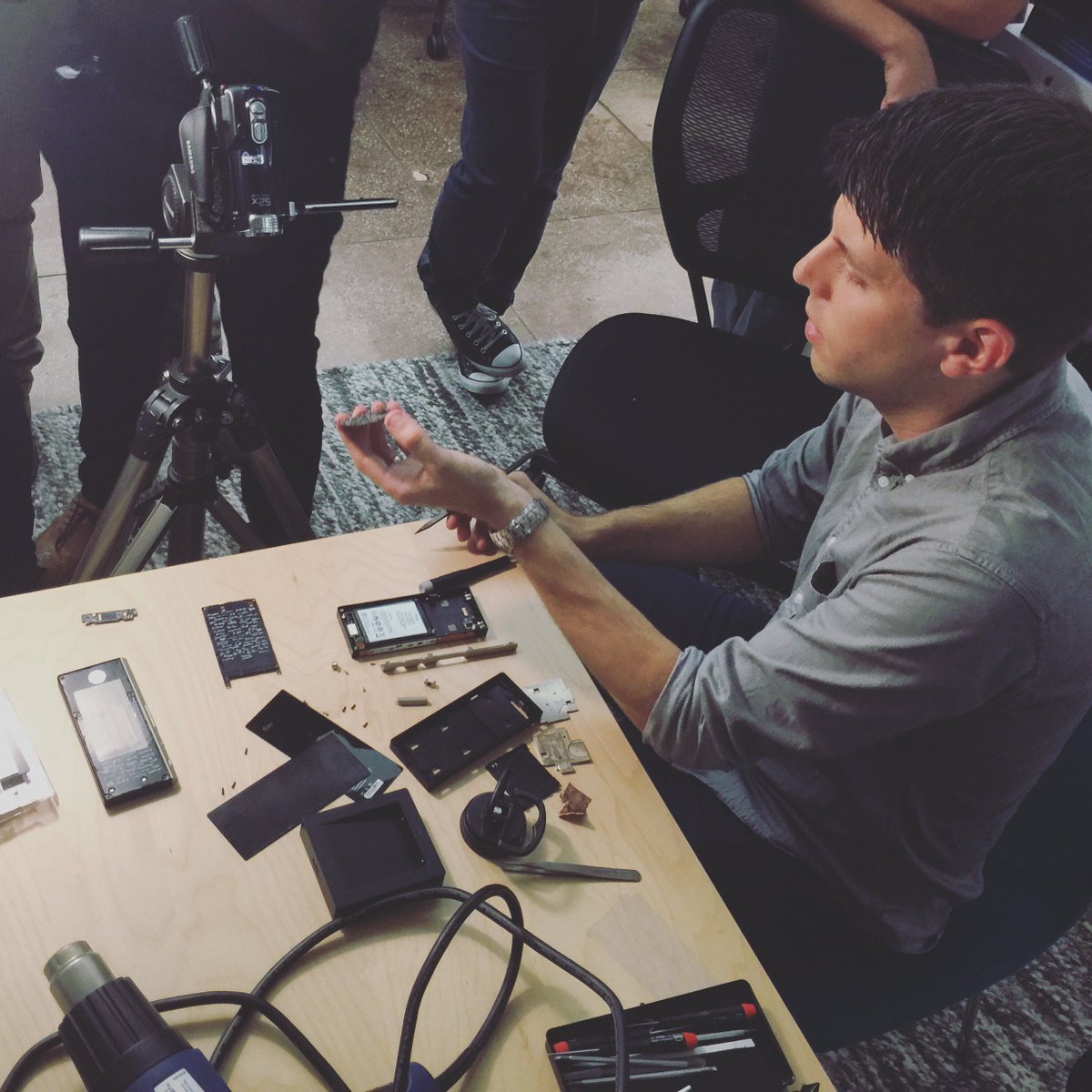 RaySuperRemote's tweet photo. Filming a hardware breakdown of a Ray prototype unit. #SuperRemote #raymakers #gadgets #electronics #tech https://t.co/AqQ65nTkuq