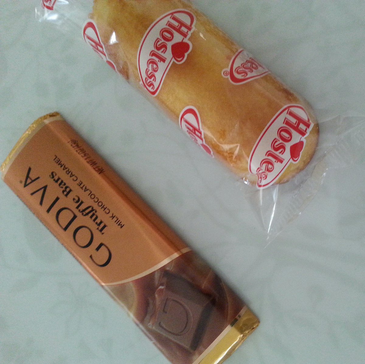 morrowchris's tweet photo. Which one would you eat? #twinkie chocolate filling 250 calories or #GODIVA candy bar 220 calories. #food #dessert https://t.co/1gdFLWqQWr