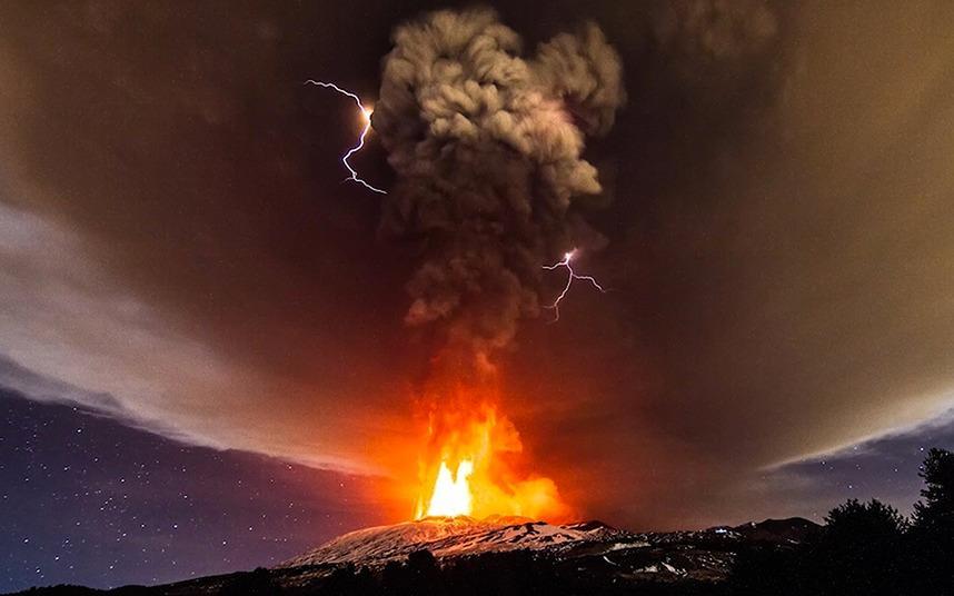 Telegraph's tweet image. Incredible footage of 'dirty thunderstorm' on Mount Etna in Sicily bit.ly/1MYF98s