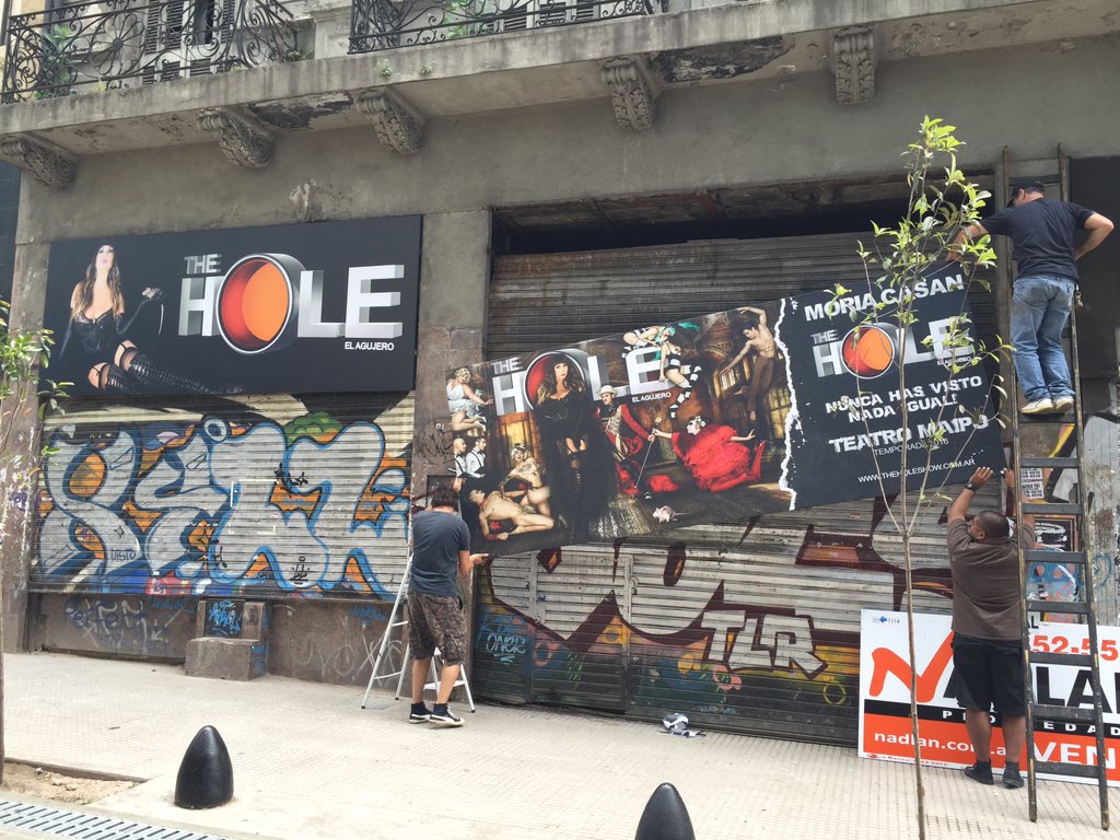 florenciadaneu's tweet photo. Colgando los carteles de @TheHoleArg ! En @MaipoOficial  🔝🔝🔝 #theholearg #theholeshow @Moria_Casan @maxicardaci https://t.co/k5IvWzyesP