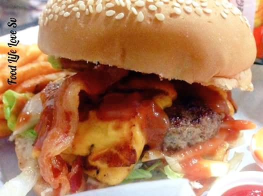 FoodLifeLoveSV's tweet image. Visitamos Mike's Burguers y pues... Esto no necesita mucha explicacion.. #PorkBBQ #RoyalCheeseBurguer #CheeseandBBQ