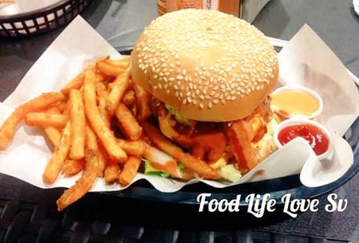 FoodLifeLoveSV's tweet image. Visitamos Mike's Burguers y pues... Esto no necesita mucha explicacion.. #PorkBBQ #RoyalCheeseBurguer #CheeseandBBQ