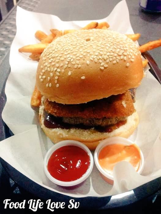 FoodLifeLoveSV's tweet image. Visitamos Mike's Burguers y pues... Esto no necesita mucha explicacion.. #PorkBBQ #RoyalCheeseBurguer #CheeseandBBQ