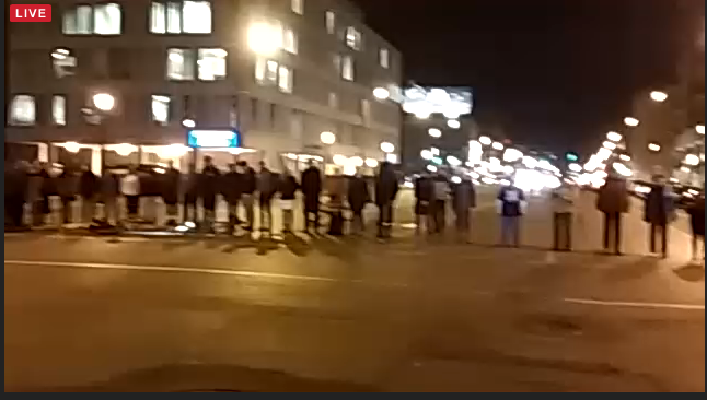 NOW: crowd blocking Hennepin/Washington intersection livestream.com/unicornriot/ev… in Downtown Minneapolis #Justice4Jamar