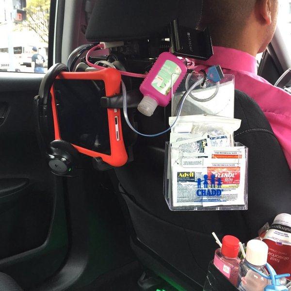 thefemaleboook's tweet photo. These uber drivers be trying to get them five stars no matter the cost😂 https://t.co/1vWrrjv2bW