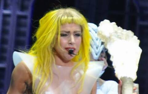 RDTMutiroes's tweet photo. 10. Legende a foto. #MTVStars Lady Gaga https://t.co/XO23Q7LU8x