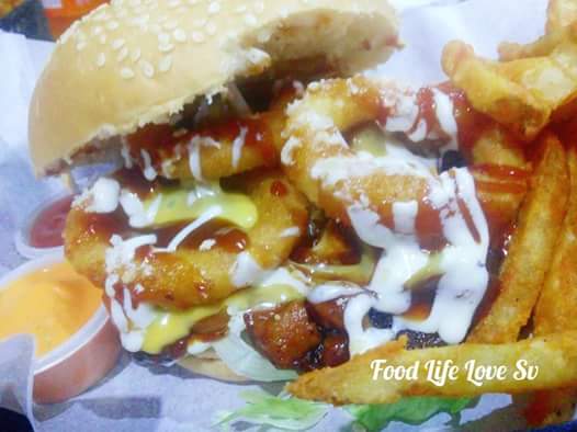 FoodLifeLoveSV's tweet image. Visitamos Mike's Burguers y pues... Esto no necesita mucha explicacion.. #PorkBBQ #RoyalCheeseBurguer #CheeseandBBQ