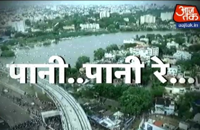 aajtak's tweet photo. जिंदगी की जद्दोजहद और पानी में खड़ा शहर #चेन्नई https://t.co/6mlTvASLBG https://t.co/4nNgU6S5Kj