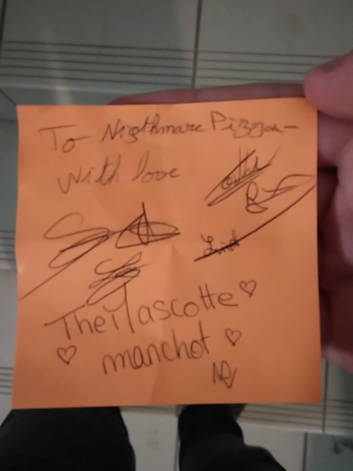 FlorentKirch's tweet photo. Après 2h d'harcelement,  j'ai enfin eu le FAMEUX autographe @miagicarpe @NuitInfoUBX @NightmaresPizza https://t.co/JaYrYkHk6i