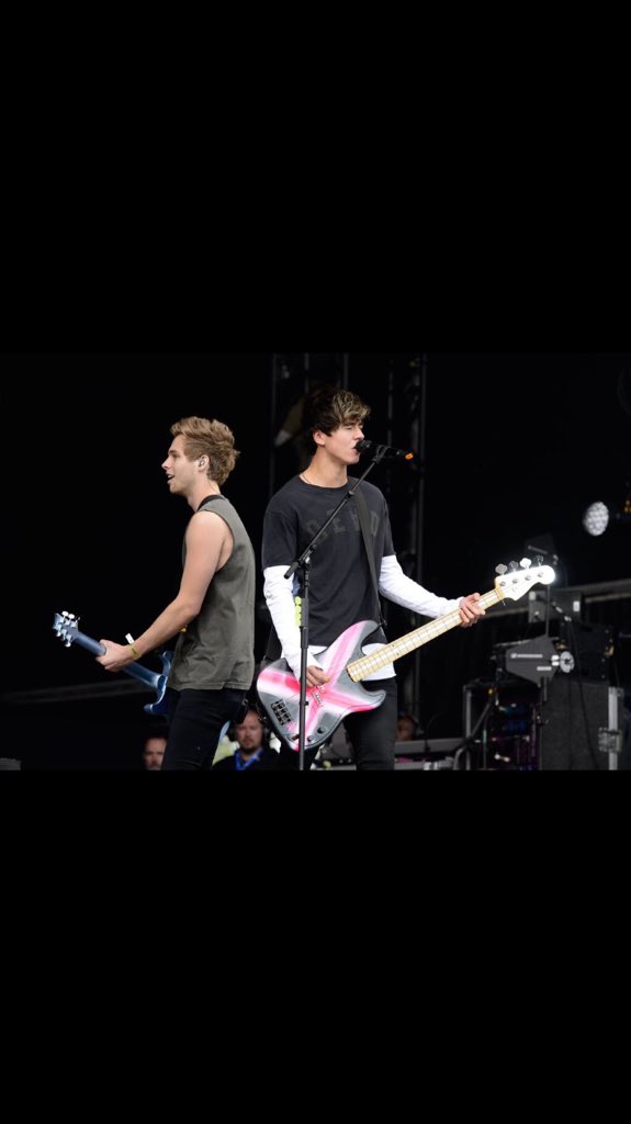 5sosfeed_'s tweet photo. From pics online to being this close at a concert to actually meeting them is the best thing has happened to me https://t.co/NZxYEjHJId