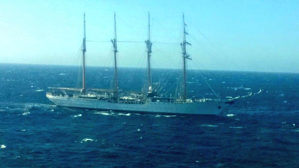 Capuertovalp's tweet photo. Buque Escuela Esmeralda rumbo al último puerto pintado para recalar finalmente al puerto de Valparaíso este domingo. https://t.co/poAq8Wlhfj