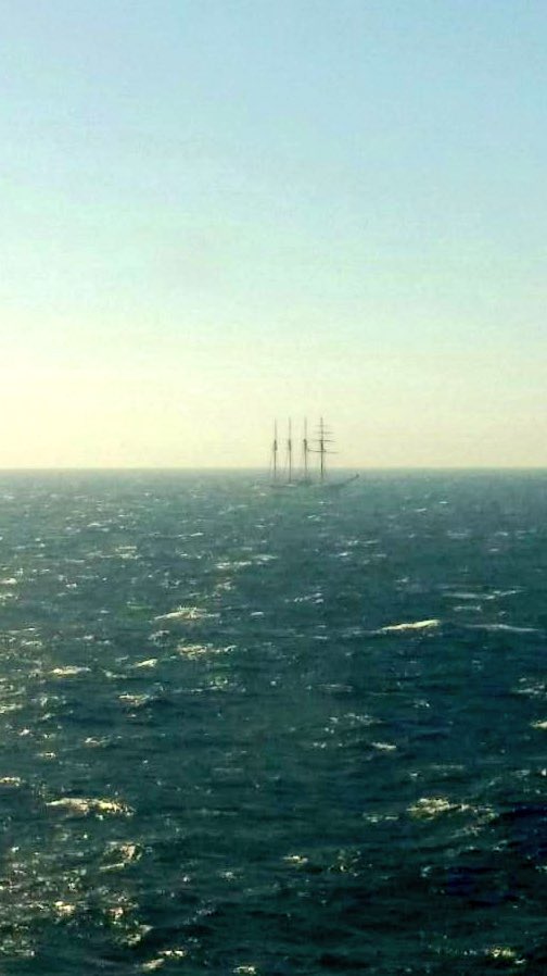 Capuertovalp's tweet photo. Buque Escuela Esmeralda rumbo al último puerto pintado para recalar finalmente al puerto de Valparaíso este domingo. https://t.co/poAq8Wlhfj